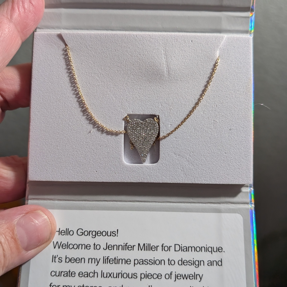 Radiant Gold Necklace with Intricate Detailing